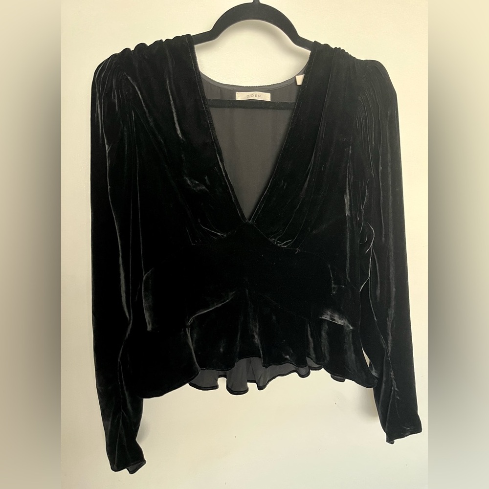DOEN Elegant Deep V Puffed Sleeve Blouse